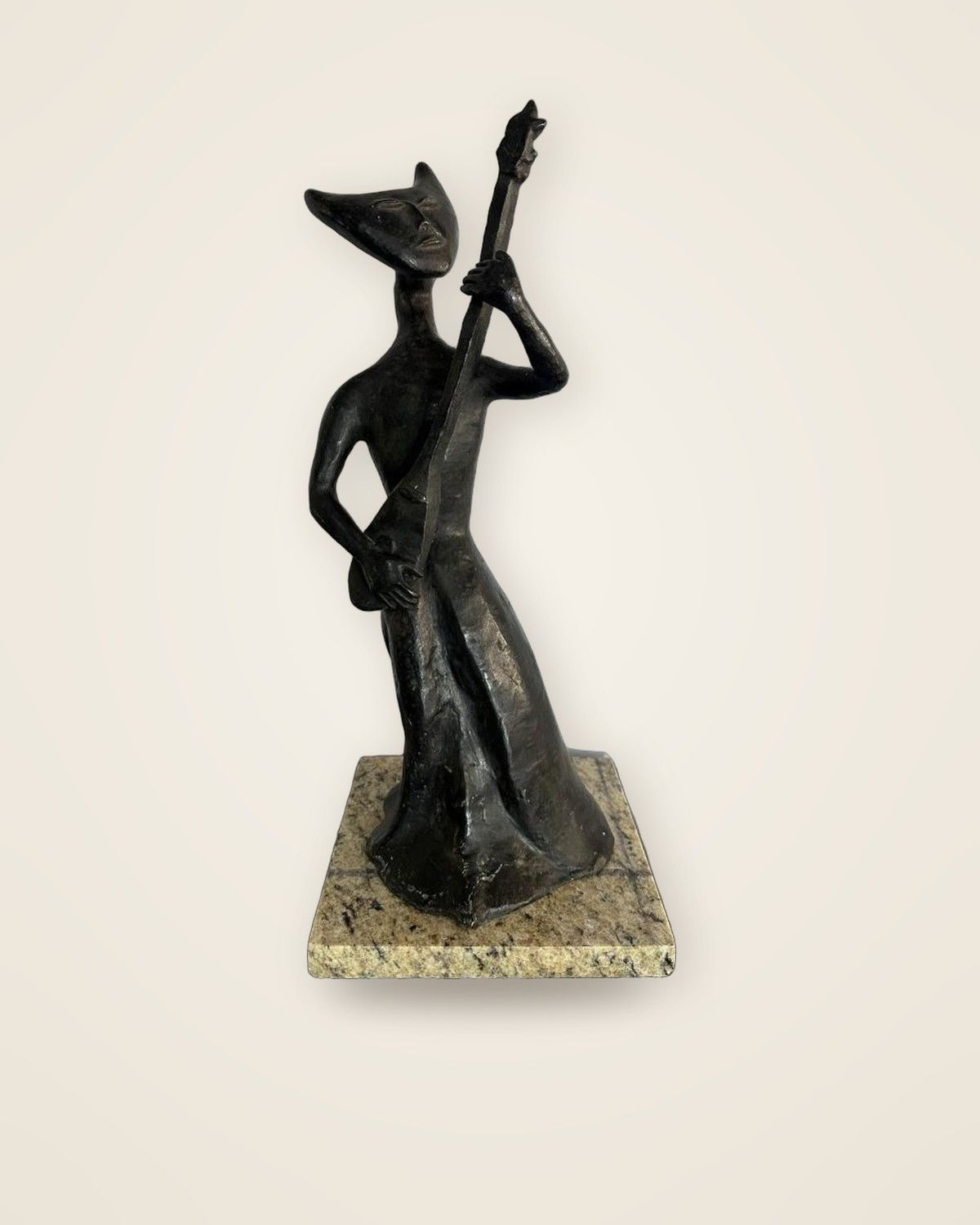 Huge Bandolinist II · reproducción en bronce de una obra de Leonora Carrington