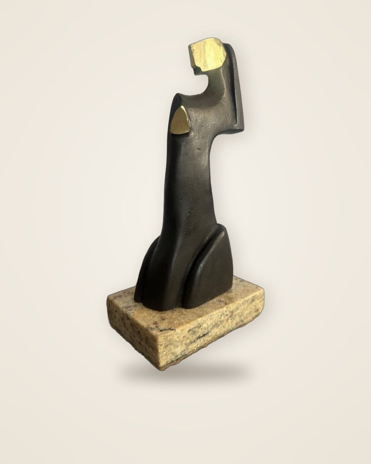Female Figure I · reproducción en bronce de una obra de Lynn Chadwick