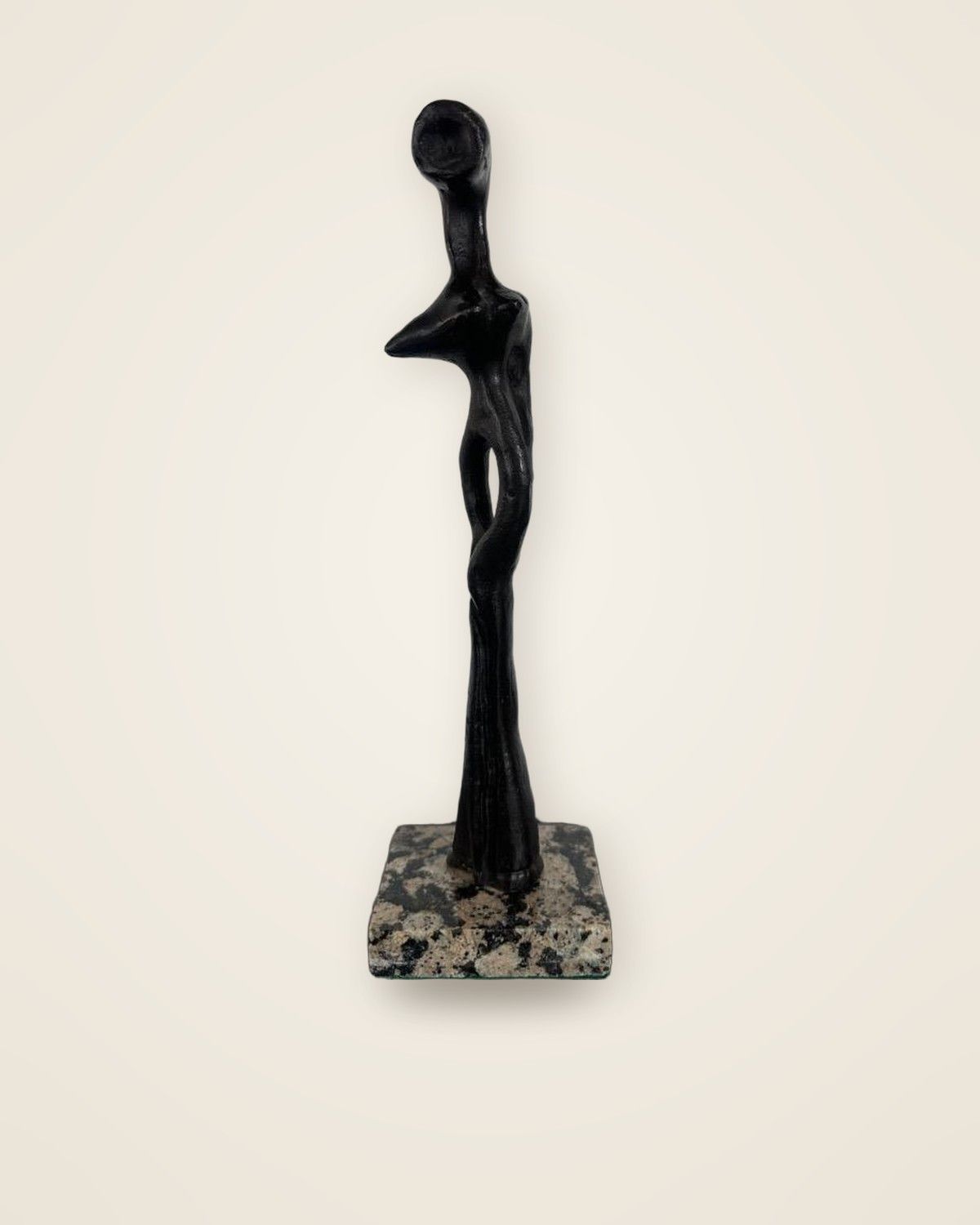 Female · reproducción en bronce de una obra de Mathias Goeritz