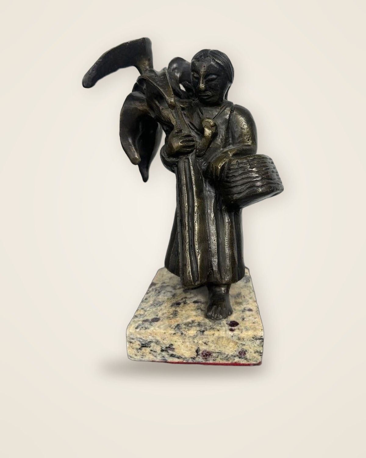 Campesina · reproducción en bronce de una obra de Diego Rivera