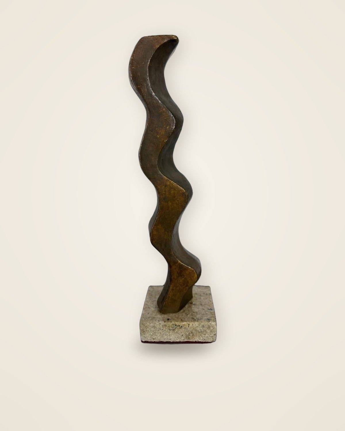 Figure I · reproducción en bronce de una obra de Mathias Goeritz