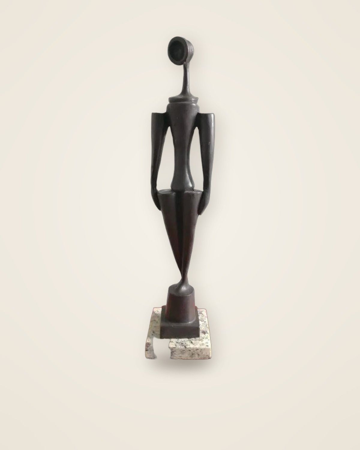 La Parisienne · reproducción en bronce de una obra de Max Ernst