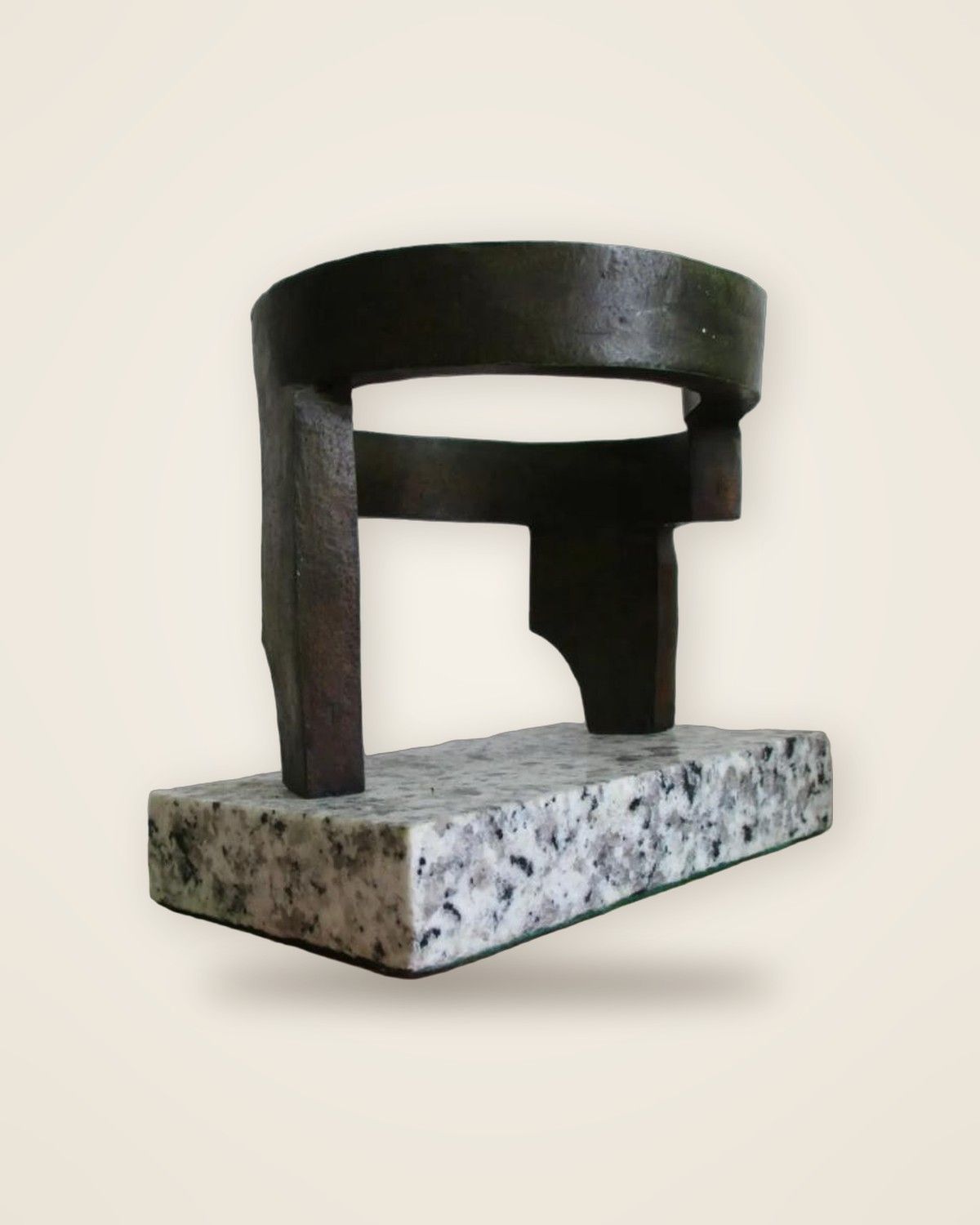 Homme II · reproducción en bronce de una obra de Eduardo Chillida