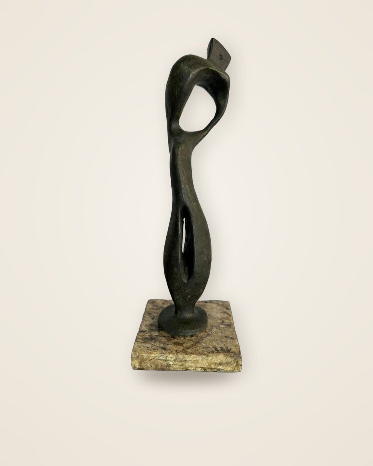 Hombre · reproducción en bronce de una obra de Henry Moore