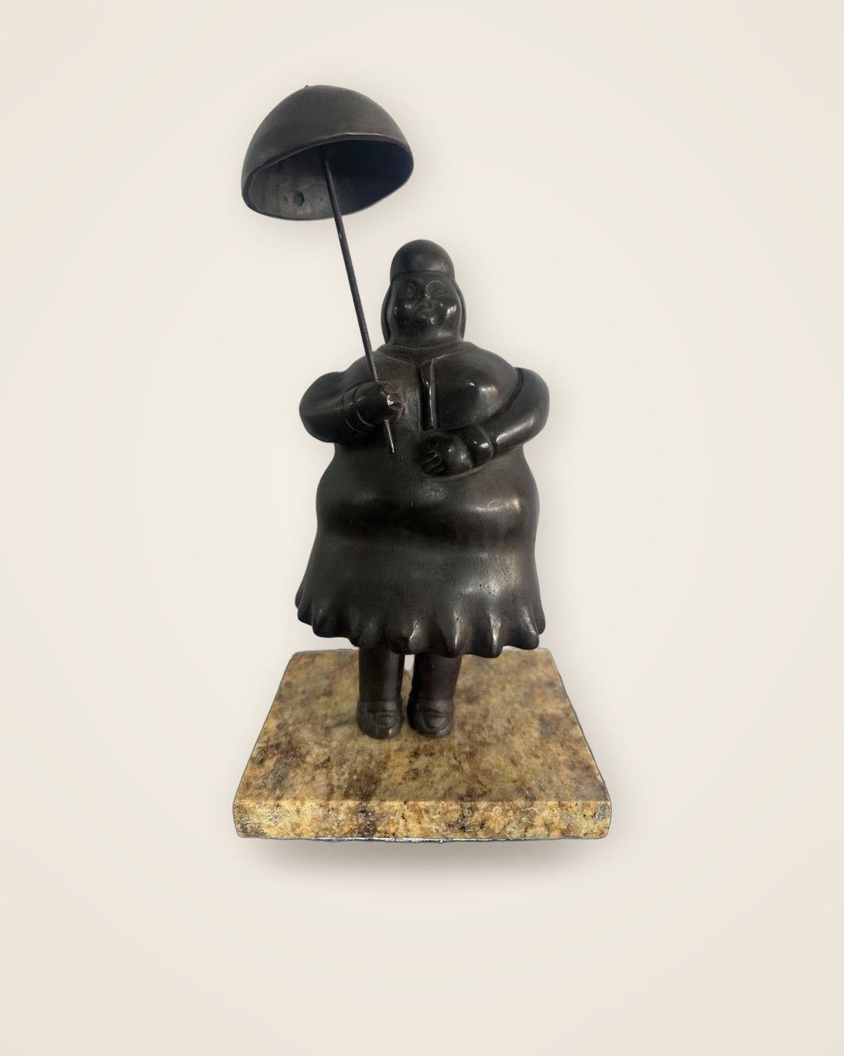 Lady with Umbrella · reproducción en bronce de una obra de Fernando Botero